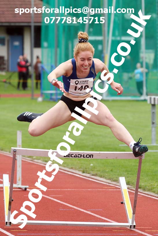 Hurdles, NECAA Open Meeting, Morpeth, Sunday, September 27th. David T. Hewitson/Sports for All Pics